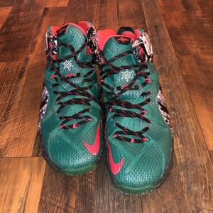 Nike Air Lebron 12 Xmas edition